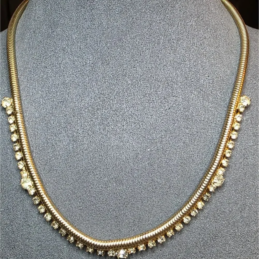 Elegant Gold Necklace with Crystal Accents 449?